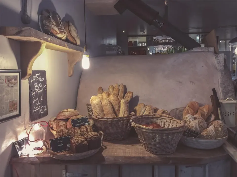 Cozinha colonial com pães e cestas